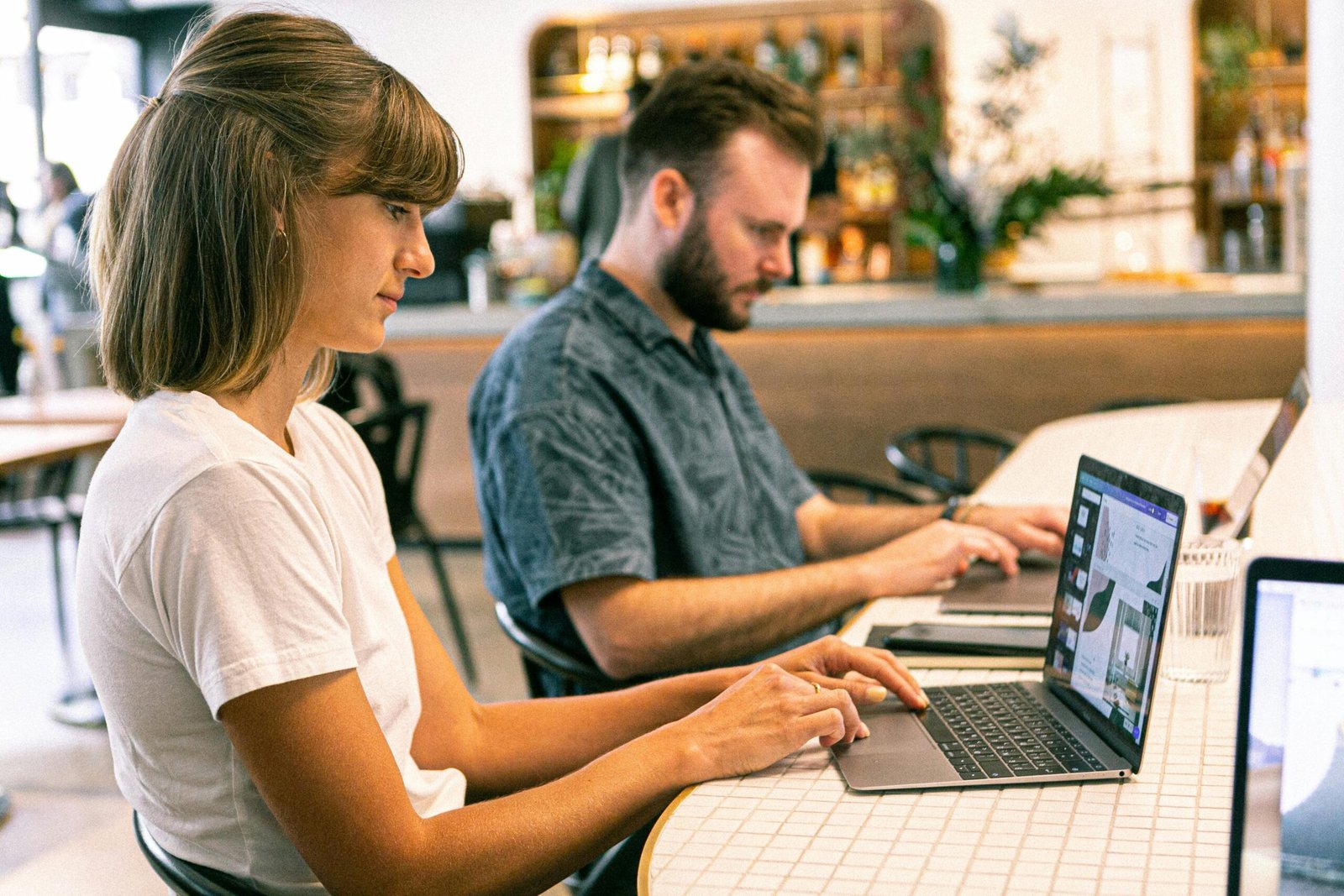 Dua Orang Freelance Salah Satu Ide Bisnis Mahasiswa