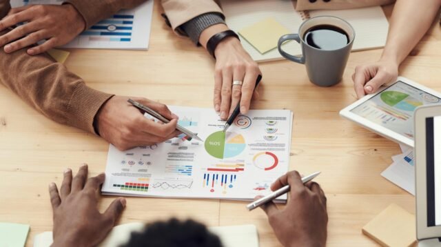Orang Mendiskusikan Membuat Business Plan