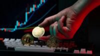 Tangan Memegang Koin Ethereum Mata Uang Crypto