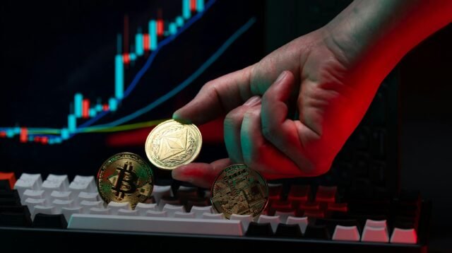 Tangan Memegang Koin Ethereum Mata Uang Crypto