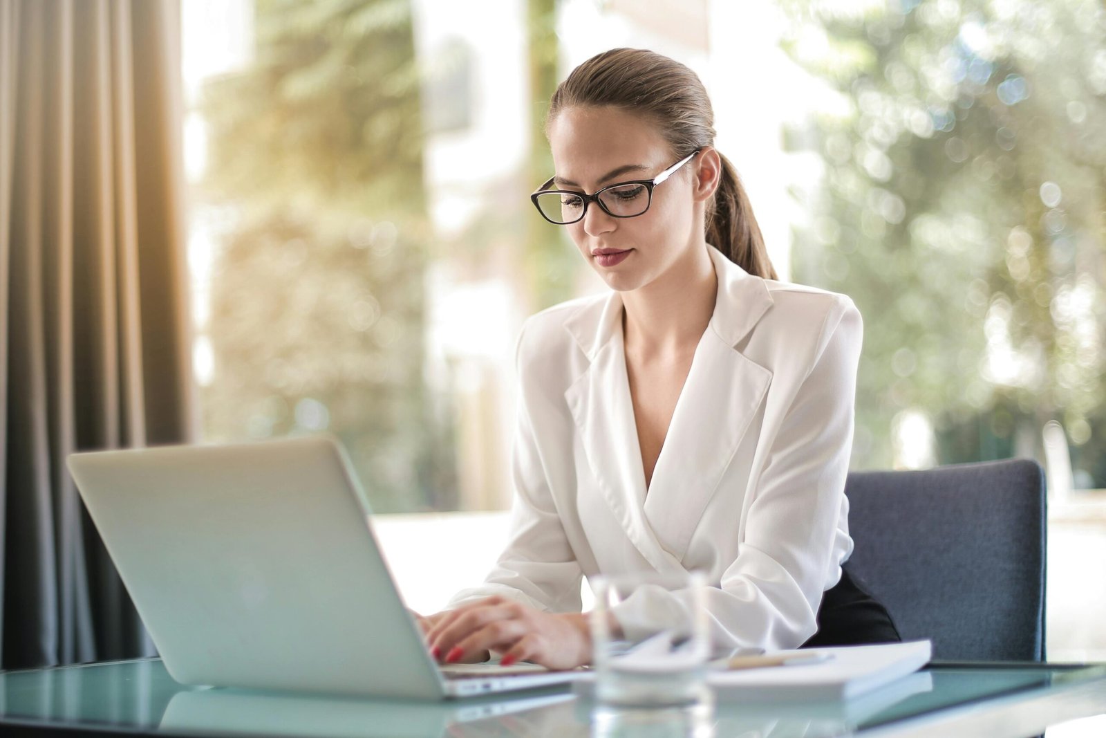 Seorang Wanita Sedang Memulai Investasi Emas Online