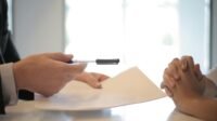 Dua Orang Menandatangani Investasi Syariah