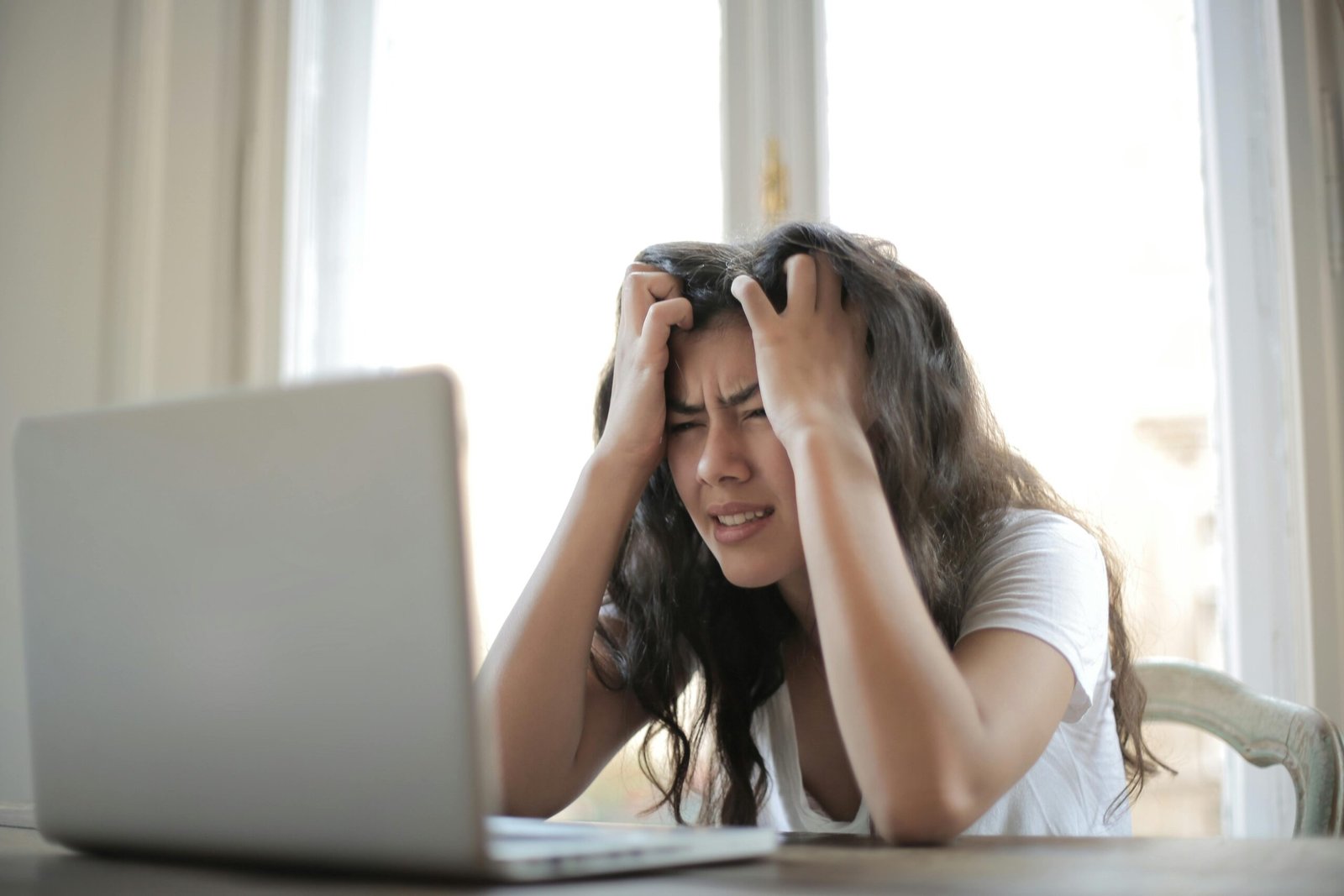 Wanita Frustasi Akibat Investasi Bodong