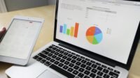 Smartphone dan Laptop untuk Manajemen Keuangan Digital