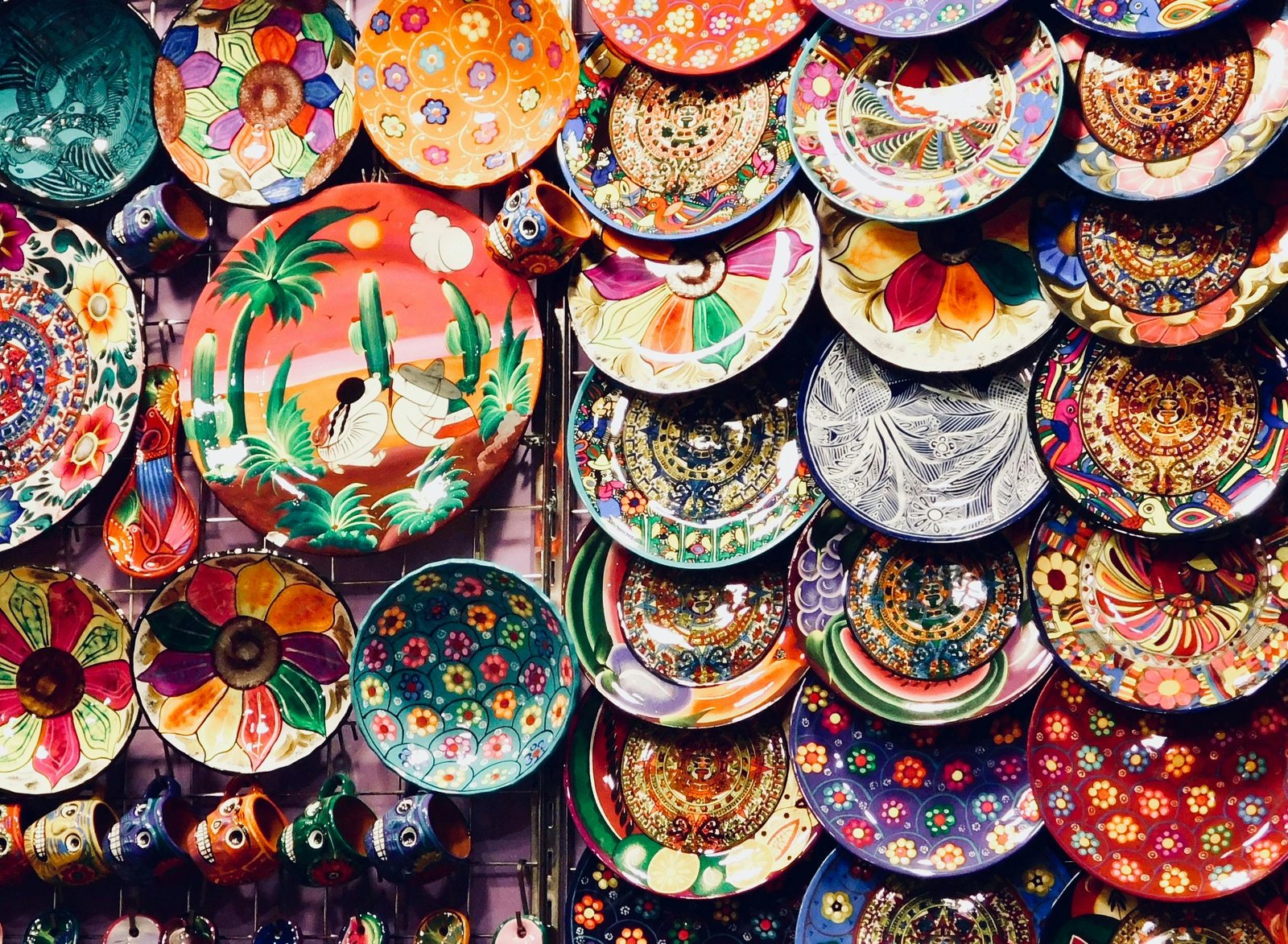Kumpulan Piring Keramik Hias Warna-warni