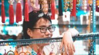 Wanita sedang Berjualan Aksesoris
