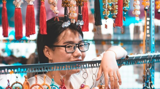 Wanita sedang Berjualan Aksesoris