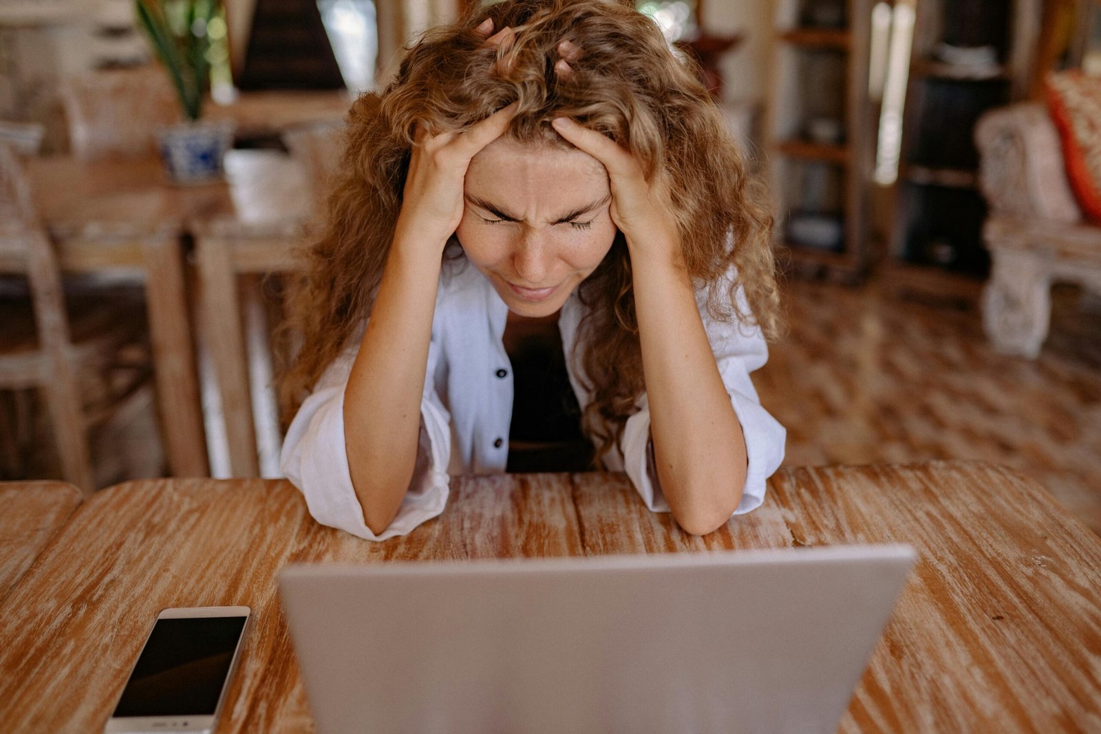 Wanita Pusing dengan Investasi Bodong